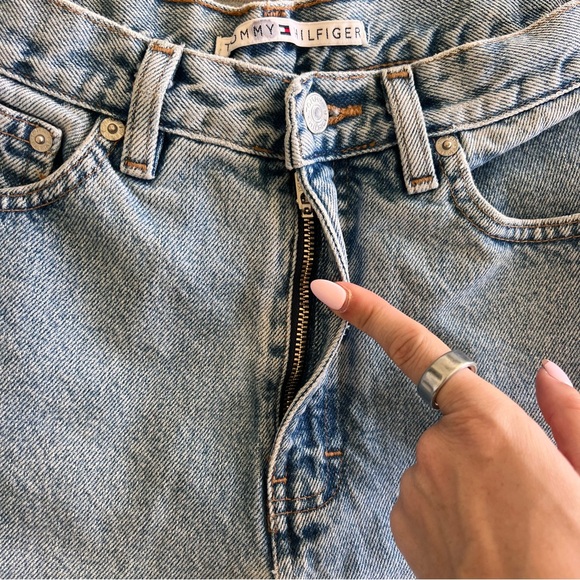 SOLD Vintage from the 90s Tommy Hilfiger Denim Shorts- Size 6 - Picture 3 of 7